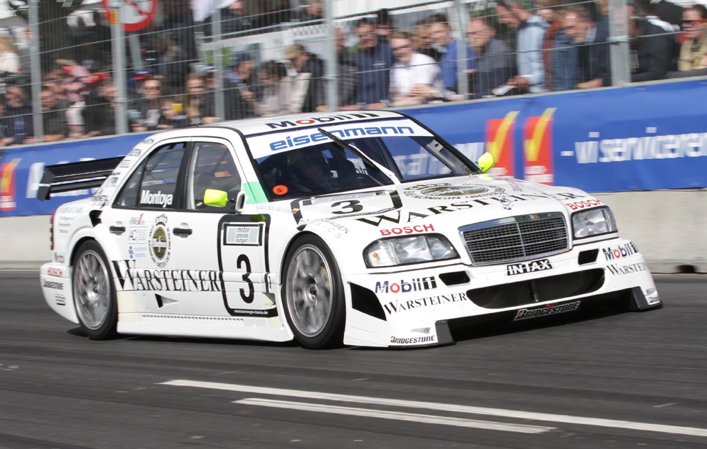 Det er skøn musik når denne Mercedes buldrer ud af langsiderne.
(Foto: Motorsporten.dk)